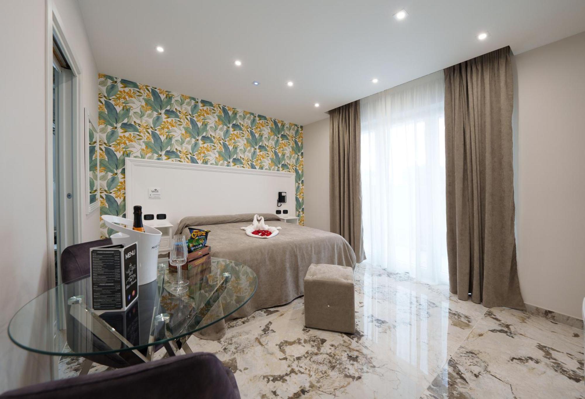 Hotel Manuela Varcaturo Esterno foto